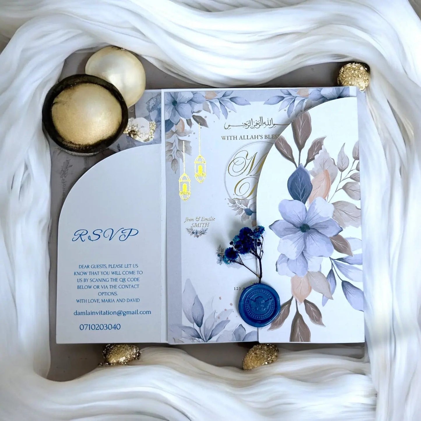 Invitation de mariage islamique en feuille d'or, design spécial avec sceau, fleurs décoratives et enveloppe florale. Personnalisez chaque détail pour une cérémonie élégante - FUDA Invitation